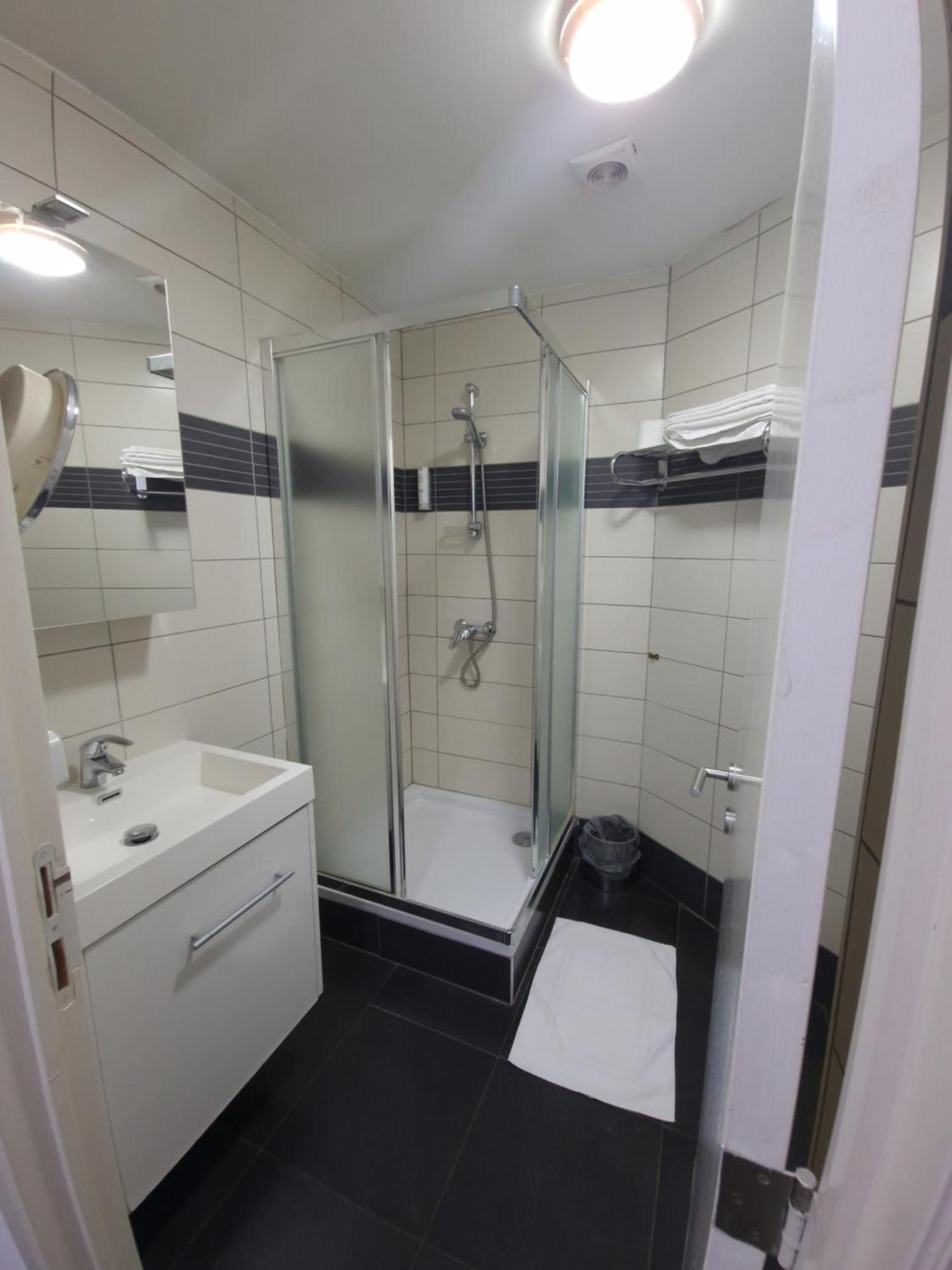 Sky Apart Hotel - Hotel Eurocap Jette Bagian luar foto