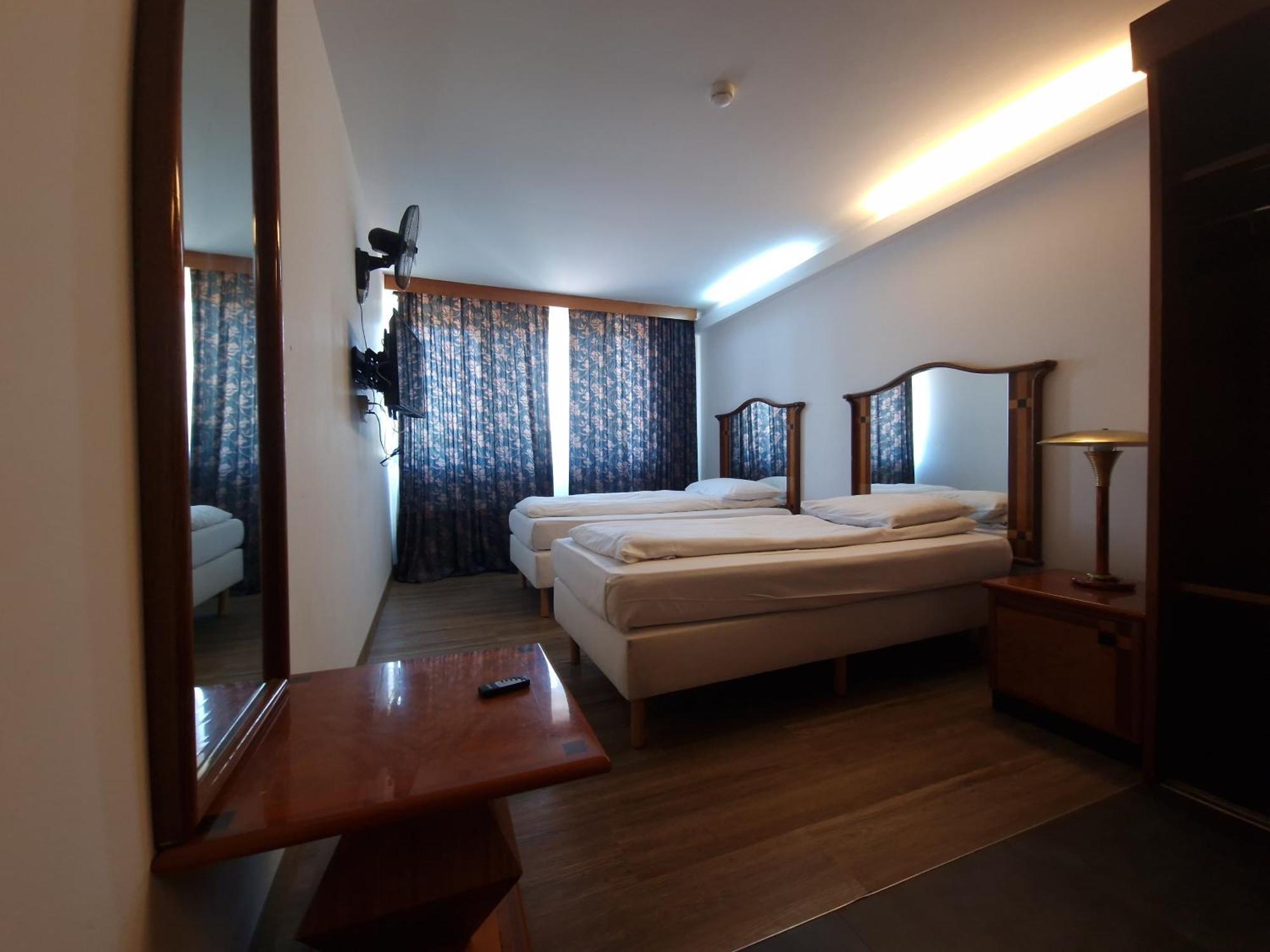 Sky Apart Hotel - Hotel Eurocap Jette Bagian luar foto