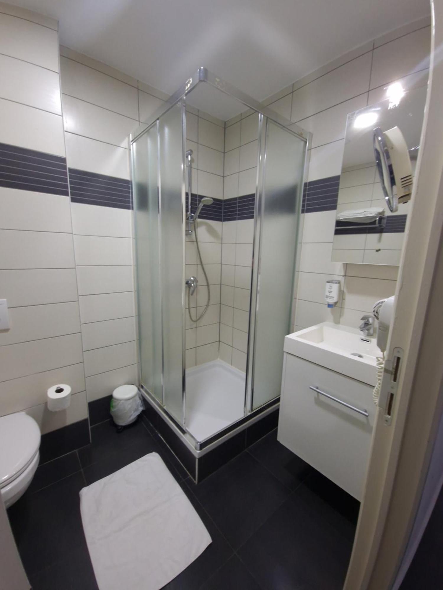 Sky Apart Hotel - Hotel Eurocap Jette Bagian luar foto