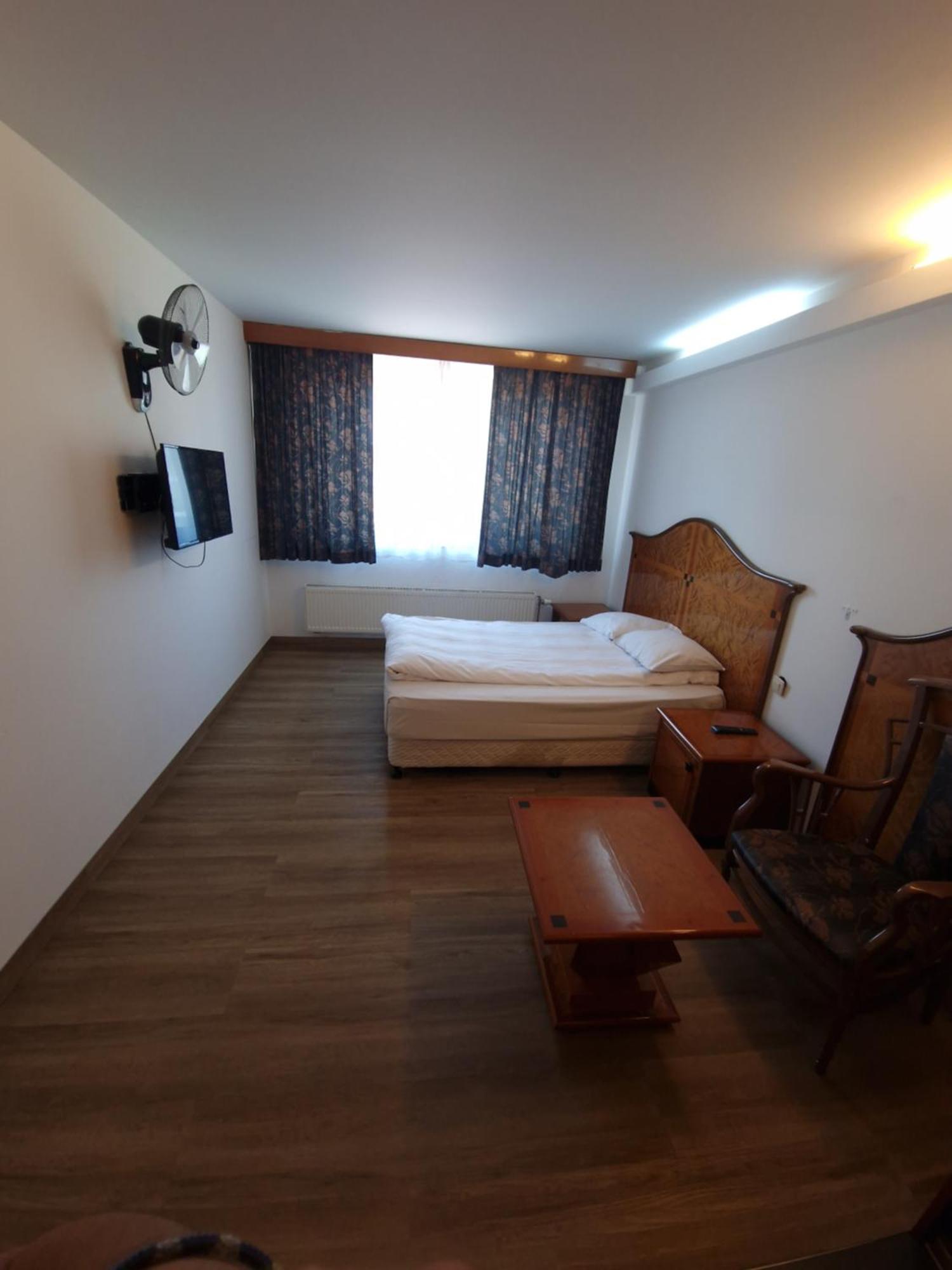 Sky Apart Hotel - Hotel Eurocap Jette Bagian luar foto